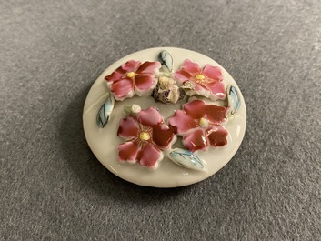 Une paire de th&eacute;i&egrave;res en porcelaine de Chine famille rose &agrave; d&eacute;cor floral en relief, Yongzheng